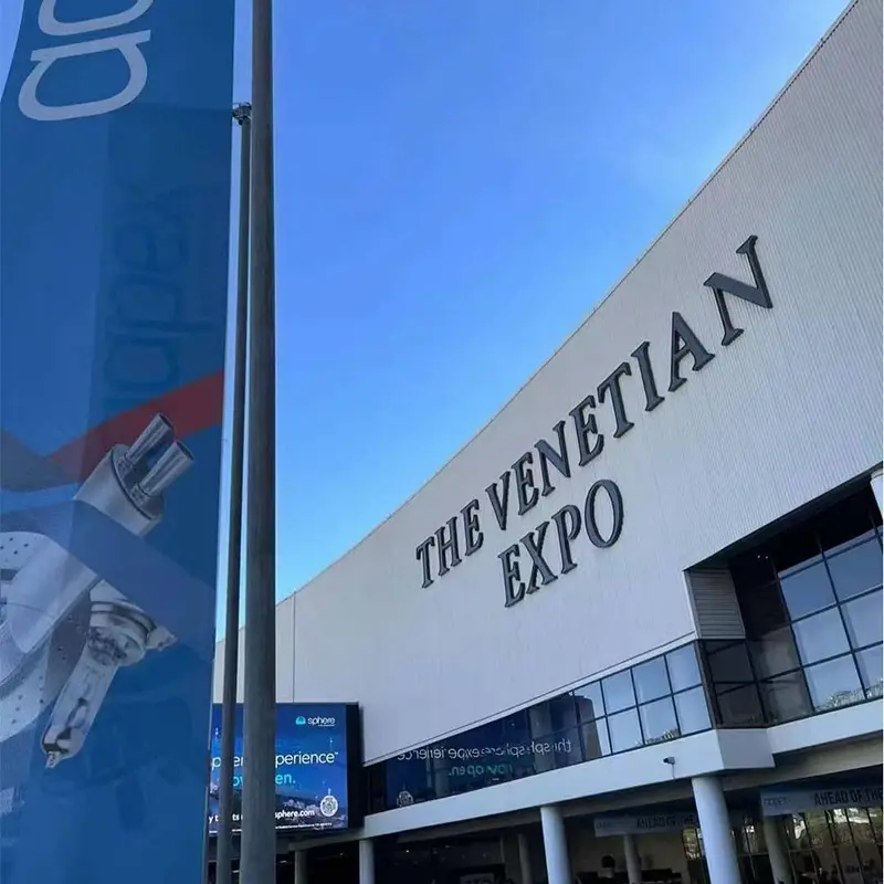 LED LED LED v Luxfighterju, ki se prikazuje v Aapexu 2023 Las Vegas